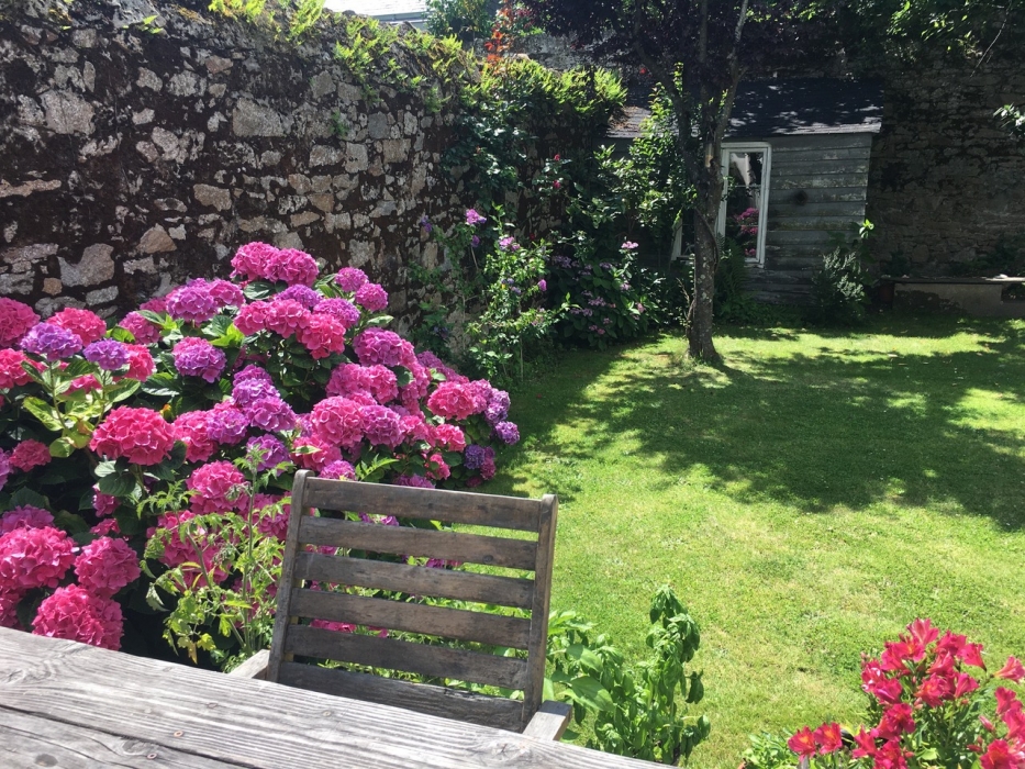 MELLINET, maison ancienne avec jardin …