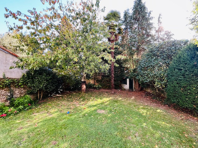 Maison  rénovée, avec jardin clos de 200m²