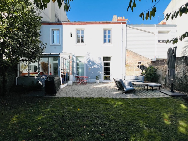 Maison  rénovée, avec jardin clos de 200m²