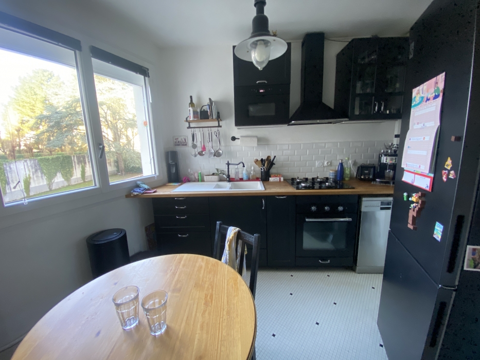 MELLINET, T4 avec balcon et parking ..